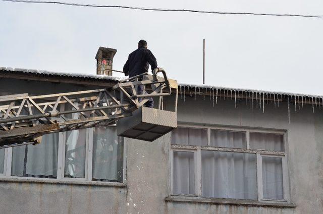 Adilcevaz Belediyesinden buz sarkıtlarını temizleme çalışması