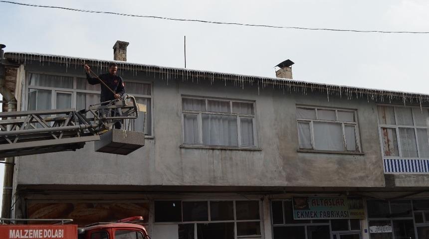 Adilcevaz Belediyesinden buz sarkıtlarını temizleme &ccedil;alışması