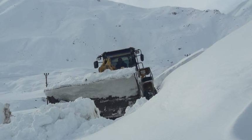 Hakkari-Şırnak karayolu ulaşıma a&ccedil;ıldı