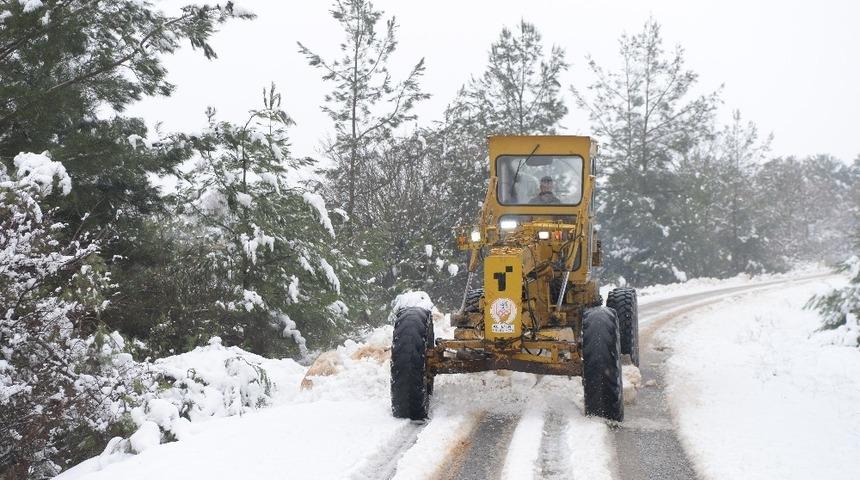 Altıeyl&uuml;l&rsquo;de kar ile m&uuml;cadele başladı