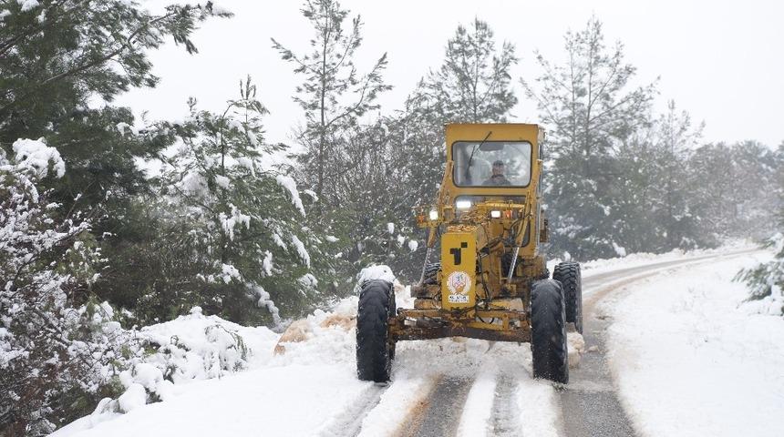 Altıeyl&uuml;l&rsquo;de kar ile m&uuml;cadele başladı
