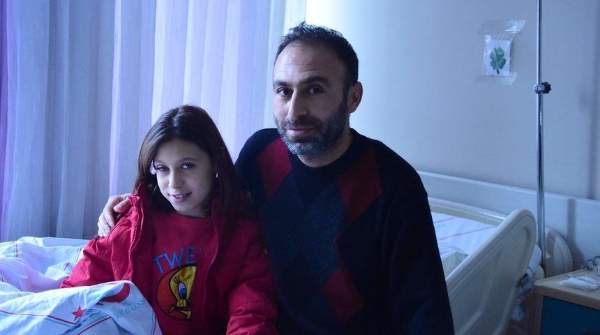 İp keserken bı&ccedil;akla g&ouml;z&uuml;nden yaralanan Sudenaz'a kornea nakli yapıldı