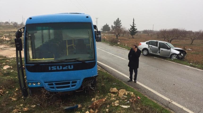 D&uuml;ğ&uuml;n tarihini belirlemeye giden aile kaza yaptı: 5 yaralı