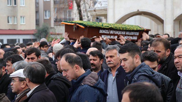 Başındaki sargıyla aynı kazada ölen arkadaşının cenazesine katıldı