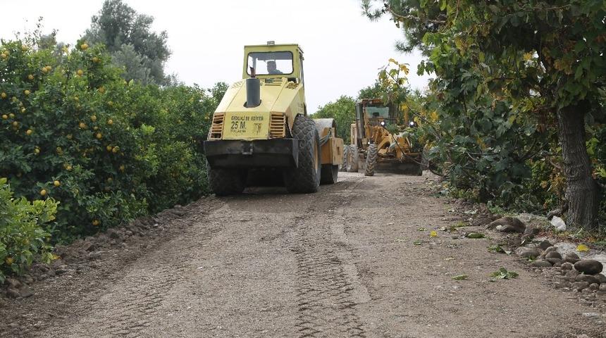 Erdemli&rsquo;de yol bakım &ccedil;alışmaları s&uuml;r&uuml;yor