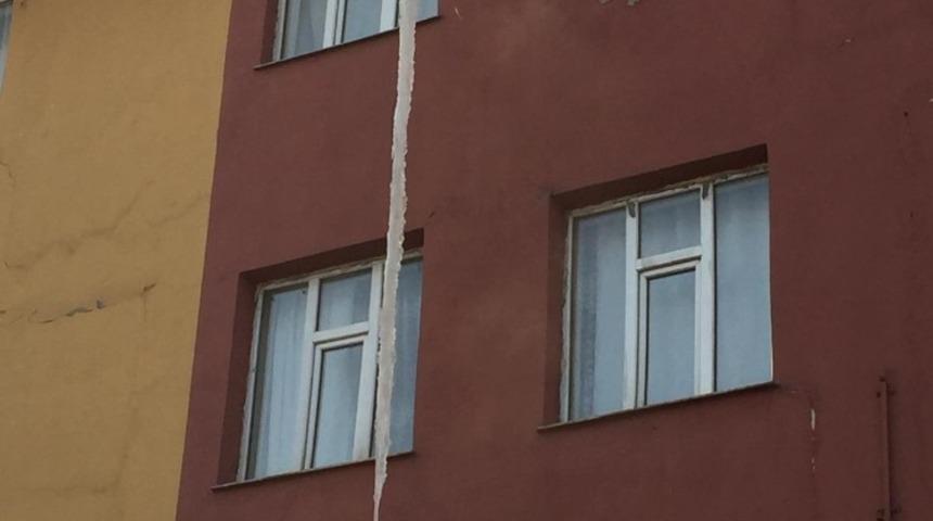 &Ccedil;aldıran&rsquo;da 5 metrelik buz sarkıtı