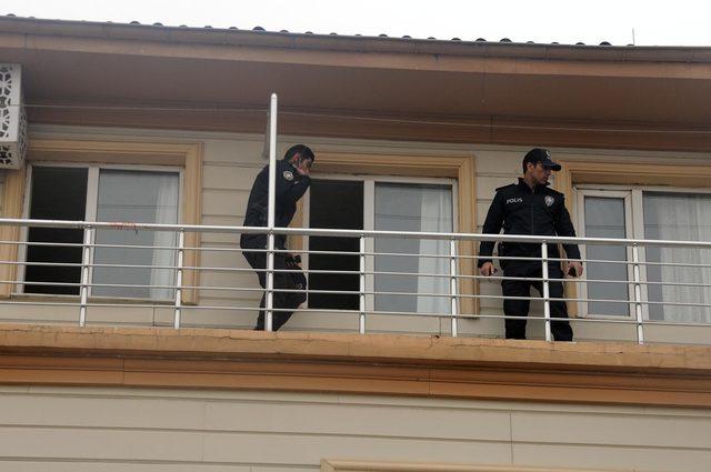 Bileklerini kesip, otelin balkonundan atladı