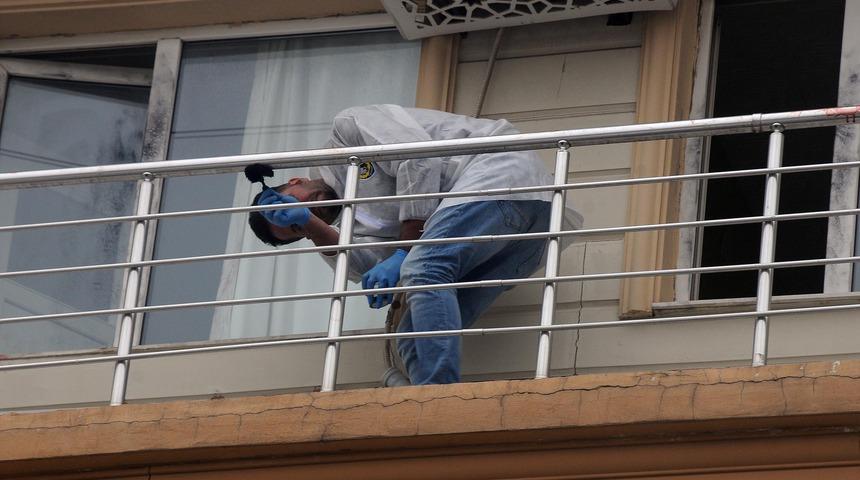 Bileklerini kesip, otelin balkonundan atladı
