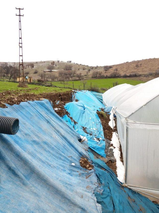 Toprak kayması ve sel seraya zarar verdi