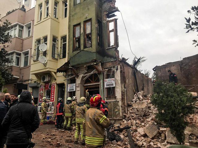 Fatih'te dün gece yanan bina çöktü<br />

