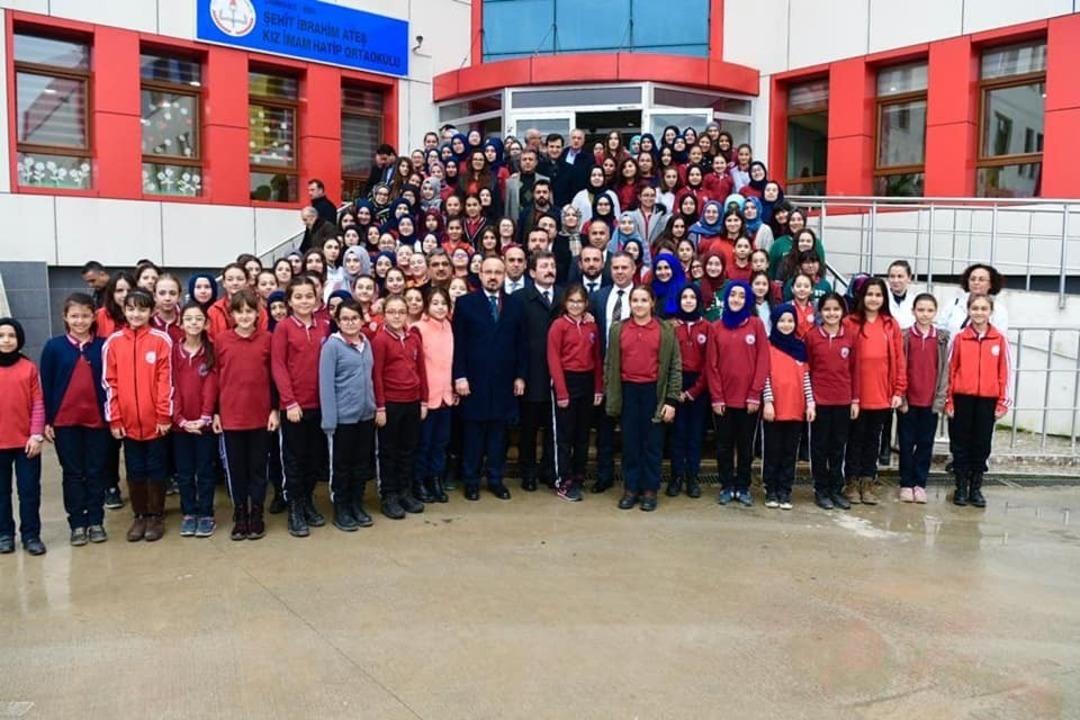 Şehit İbrahim Ateş Kız Anadolu İmam Hatip Lisesine yapılan "Z K&uuml;t&uuml;phane"  hayata ge&ccedil;ti