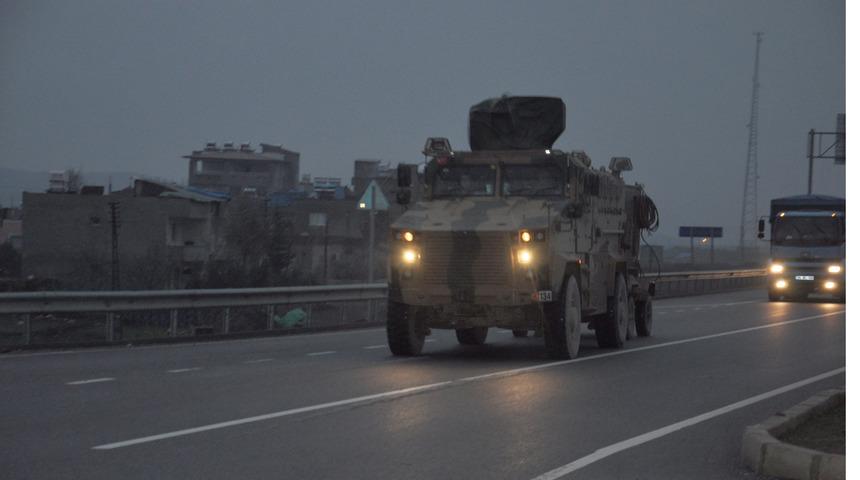 Suriye sınırına askeri sevkiyat s&uuml;r&uuml;yor