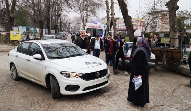İki otomobil çarpıştı yol kenarındaki 2 kişi yaralandı