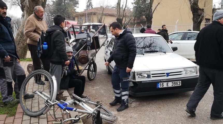 İki otomobil &ccedil;arpıştı yol kenarındaki 2 kişi yaralandı