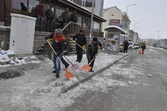 Gürün’de kar kalınlığı yarım metreye ulaştı