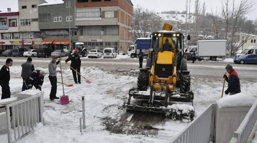 G&uuml;r&uuml;n&rsquo;de kar kalınlığı yarım metreye ulaştı