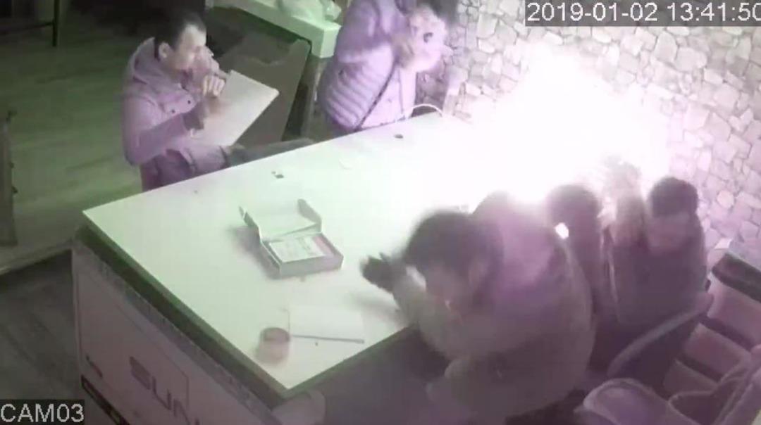 Tableti tamir ederken elinde patladı