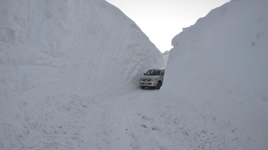 Y&uuml;ksekova&rsquo;nın k&ouml;y yollarında kardan t&uuml;neller oluştu