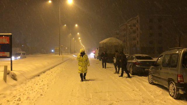 Kahramanmaraş'ta ulaşıma kar engeli, Göksun'da okullar tatil edildi