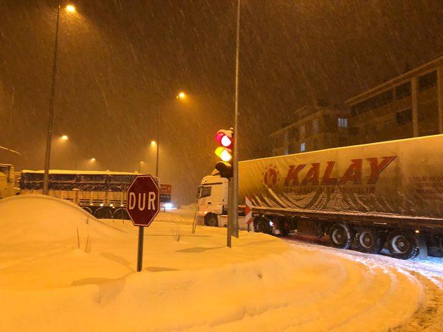 Kahramanmaraş'ta ulaşıma kar engeli, Göksun'da okullar tatil edildi