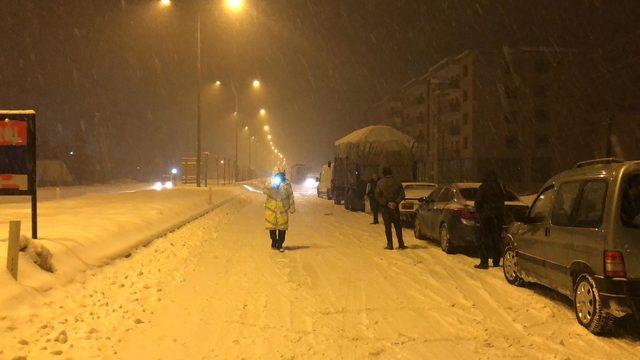 Kahramanmaraş'ta ulaşıma kar engeli, Göksun'da okullar tatil edildi