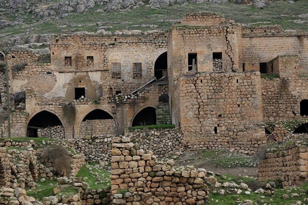 &Uuml;&ccedil; mezhebin birleştiği tarihi k&ouml;y harabeye d&ouml;nd&uuml;