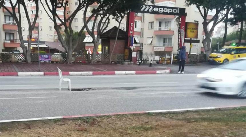 Antalya'da yolda oluşan &ccedil;ukura sandalyeli &ouml;nlem!