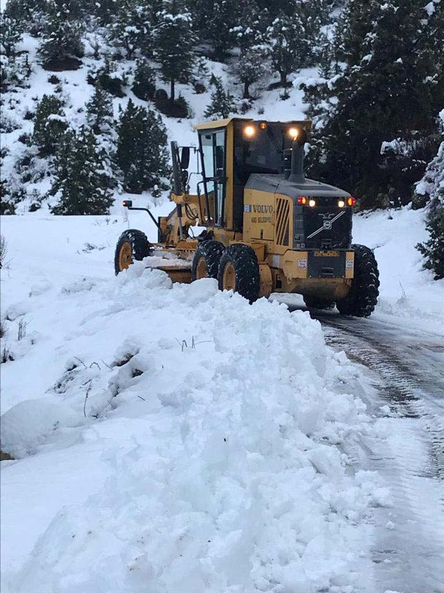 Kaş'ta 20 saatte yarım metre kar yağdı, kapanan yollar açıldı