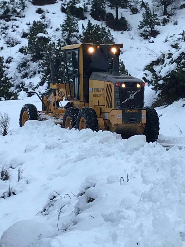 Kaş'ta 20 saatte yarım metre kar yağdı, kapanan yollar açıldı