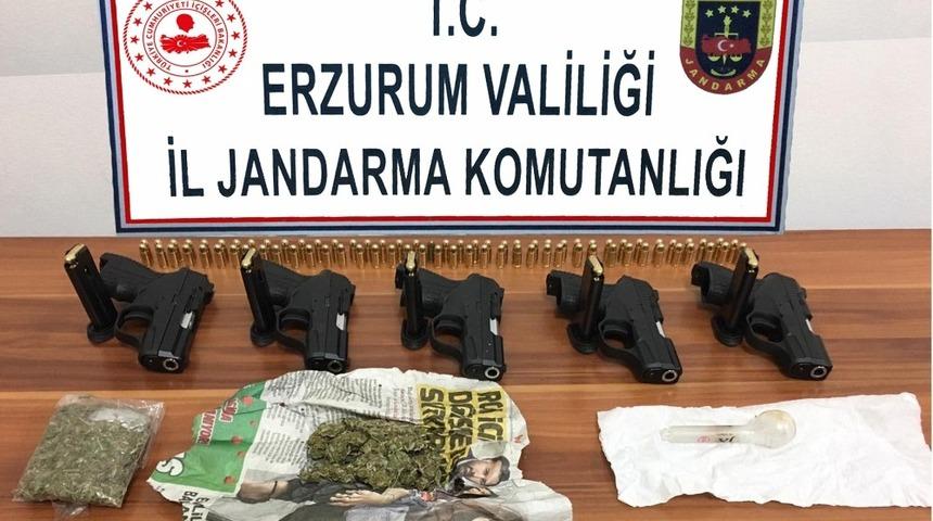 Erzurum&rsquo;da 5 adet ruhsatsız tabanca ele ge&ccedil;irildi