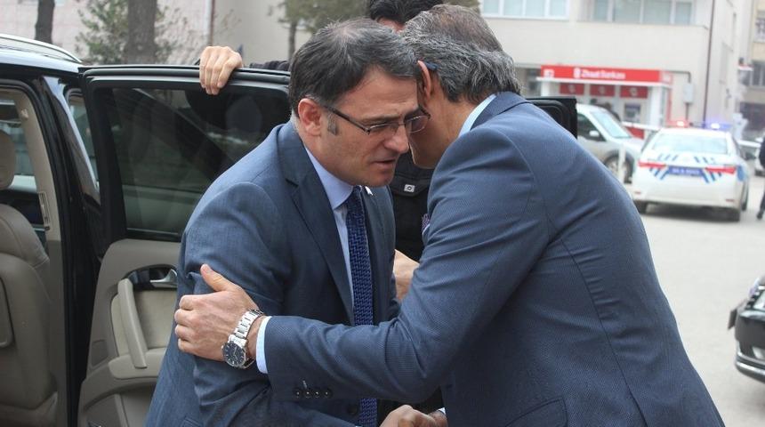 Vali Ozan Balcı Turhal Belediye Başkanı Yılmaz Bekleri ziyaret etti.