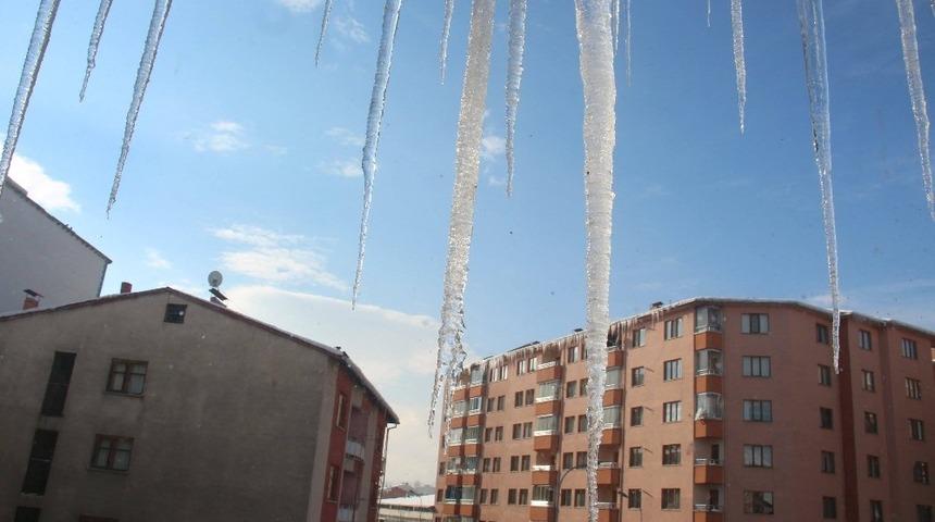 Buz sarkıkları tehlike sa&ccedil;ıyor