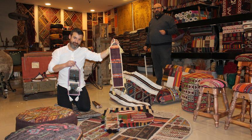 Anadolu'dan topladığı kilimleri d&uuml;nyaya satıyor&nbsp;