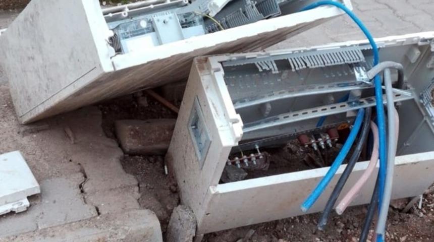 Nusaybin&rsquo;de ka&ccedil;ağı &ouml;nleyen 87 pano tahrip edildi