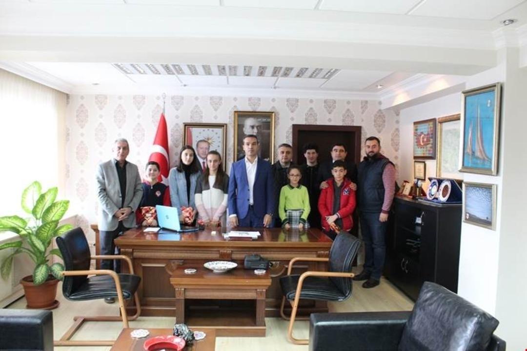 Şiir ve yazdıkları hikayelerle Emet&rsquo;i anlatan &ouml;ğrenciler &ouml;d&uuml;llendirildi