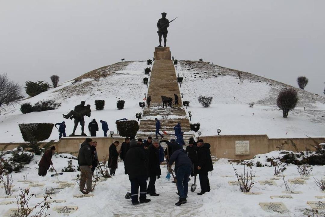 T&uuml;m kamu personeli şehitlik temizliği i&ccedil;in seferber oldu