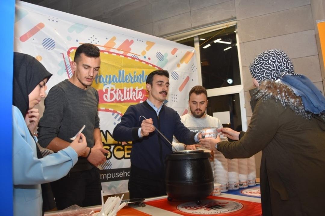 Rekt&ouml;r Bilgi&ccedil;&rsquo;le yeni k&uuml;t&uuml;phanede sıcak &ccedil;orba molası