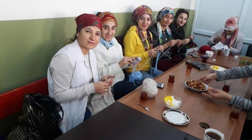 Beytüşşebaplı kadınlar Mehmetçik için ördü