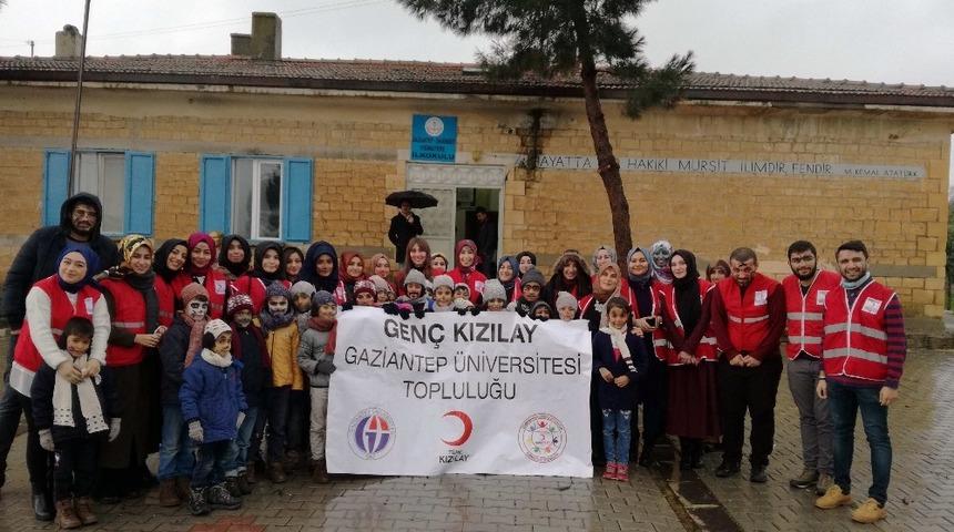 &Uuml;niversite &ouml;ğrencilerinden k&ouml;y okullarına yardım