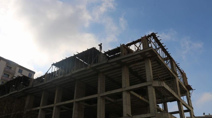 Siirt&rsquo;te inşaat iş&ccedil;ileri can g&uuml;venliklerini hi&ccedil;e sayıyor