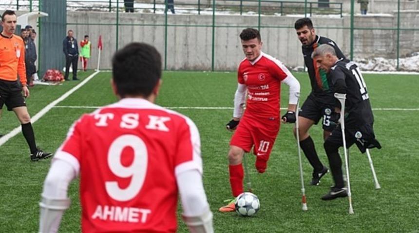 Vali Baruş trib&uuml;nden destek verdi