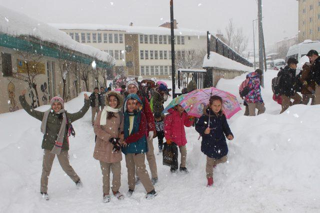 Hakkari ve ilçelerinde okullara yarım gün kar tatili