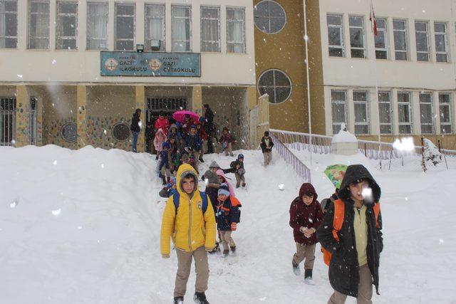 Hakkari ve ilçelerinde okullara yarım gün kar tatili