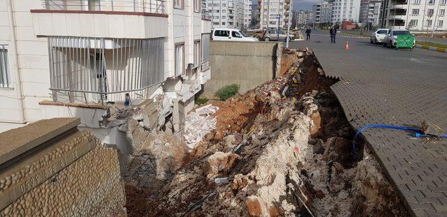 Şanlıurfa’da istinat duvarı evin üzerine yıkıldı