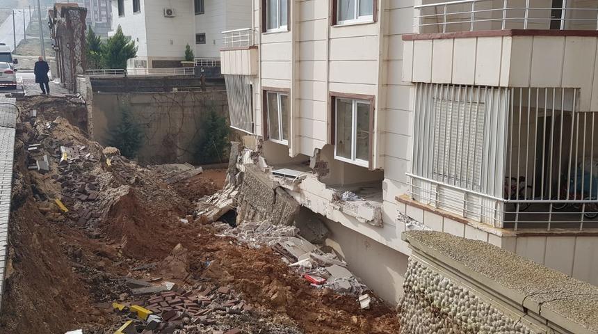 Şanlıurfa&rsquo;da istinat duvarı evin &uuml;zerine yıkıldı