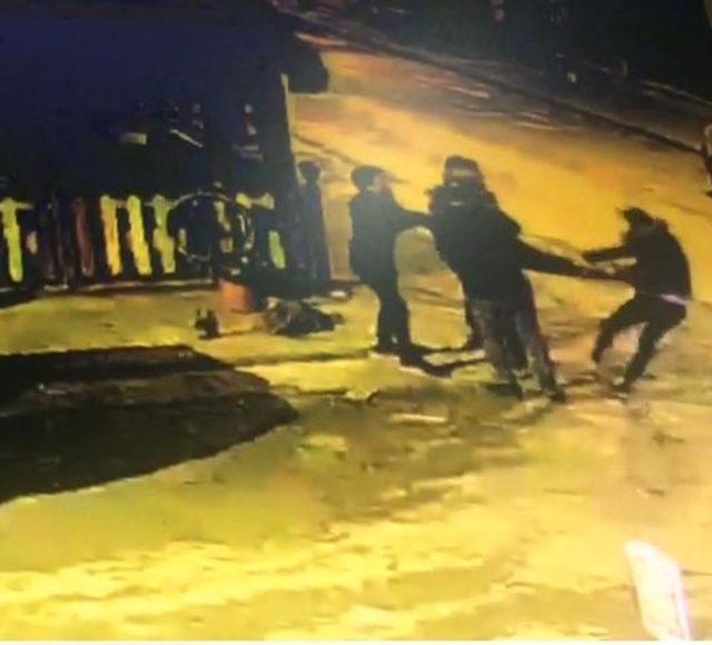 Edirne'de bar çalışanlarının müşteriyi darbetmesi kamerada
