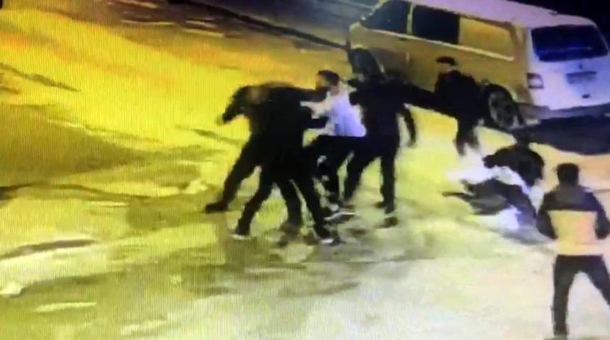 Edirne'de bar &ccedil;alışanlarının m&uuml;şteriyi darbetmesi kamerada