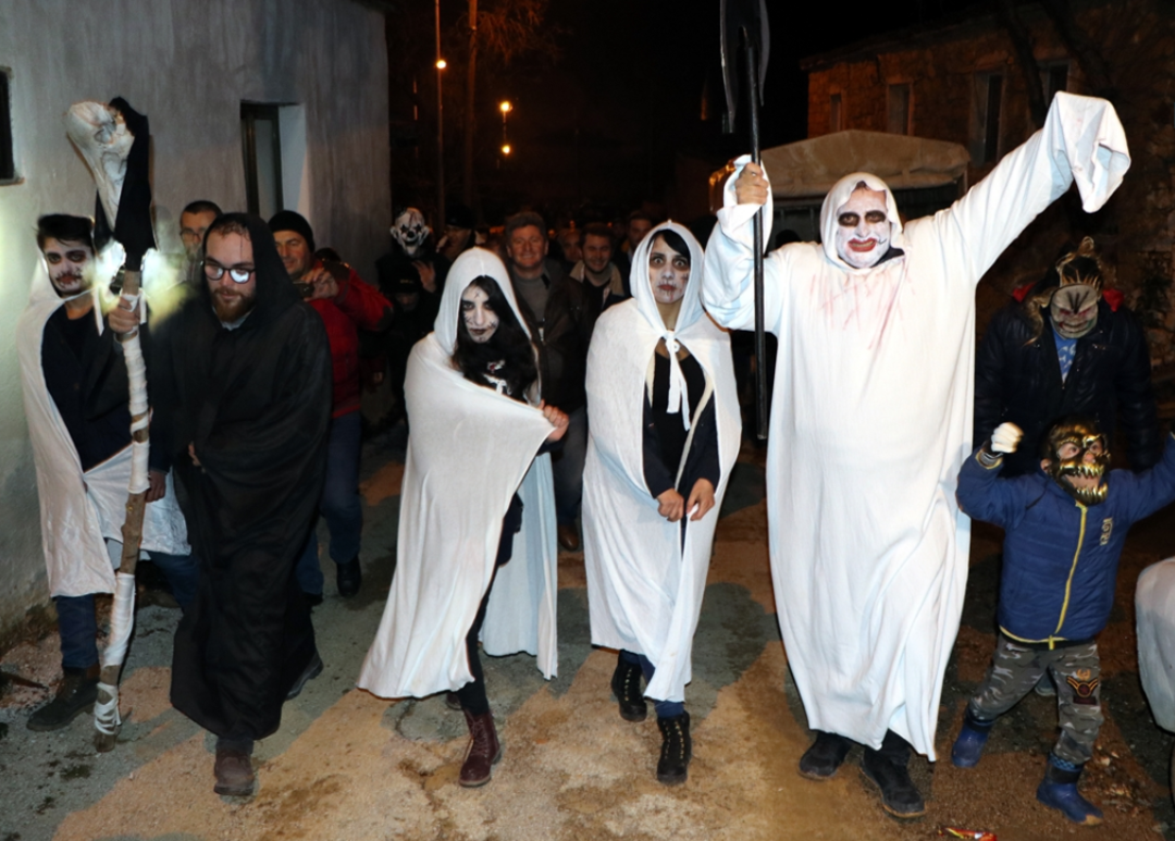 'Korkutarak' k&ouml;ylerine binlerce turist &ccedil;ekiyorlar