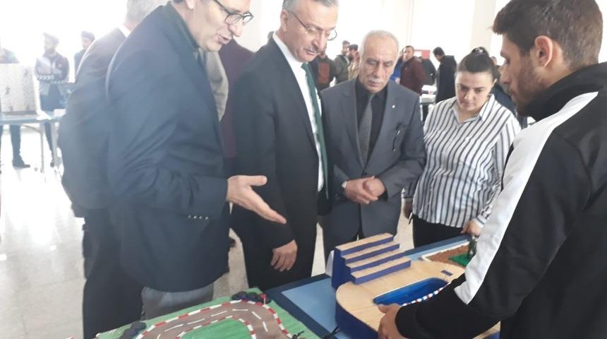 &Ouml;ğrencilerden materyal sergisi