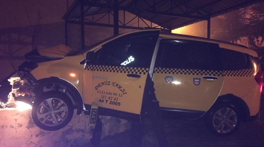 Ticari taksi duvara &ccedil;arptı: 1 Yaralı